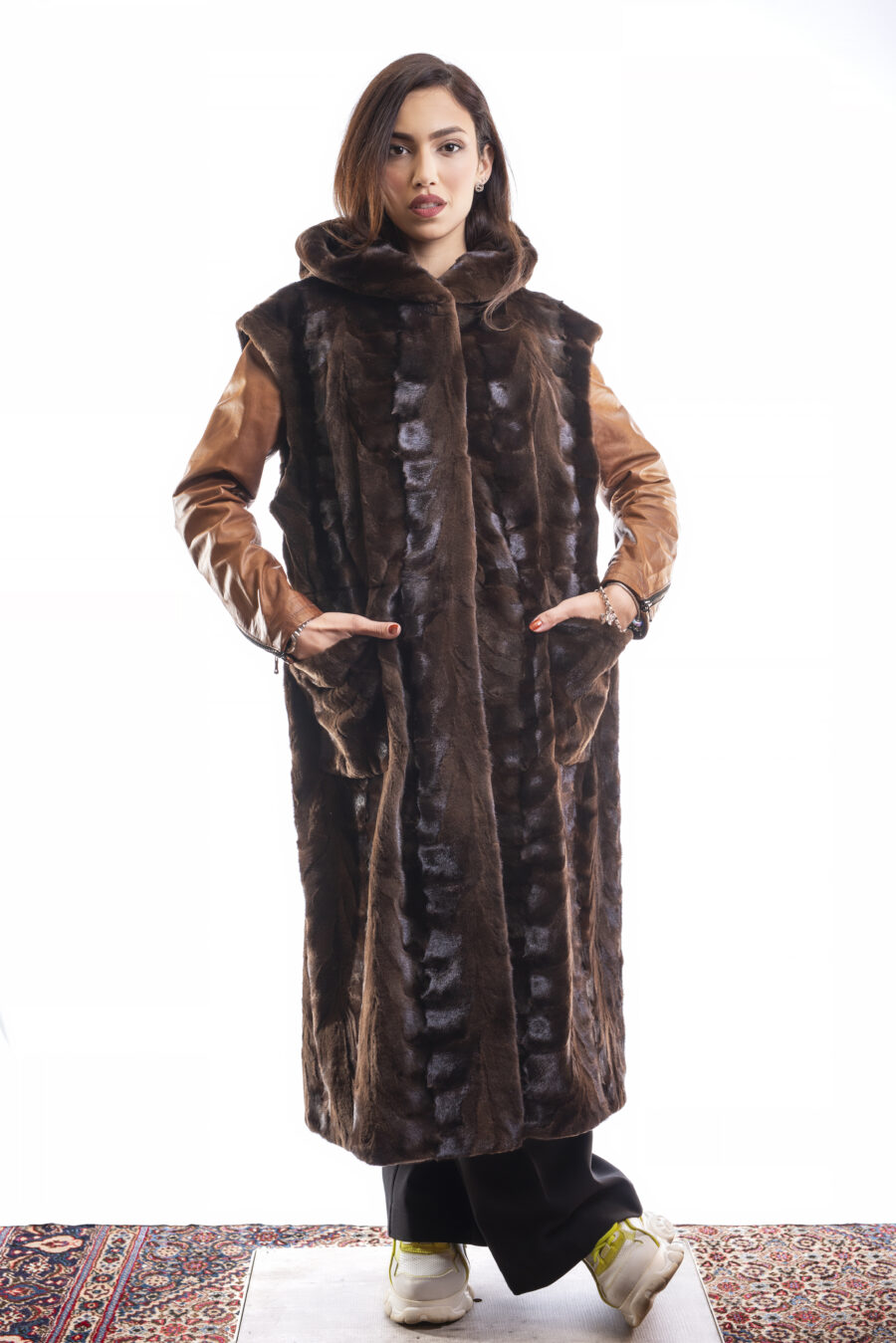 Gilet lungo in Zampine Visone con Cappuccio