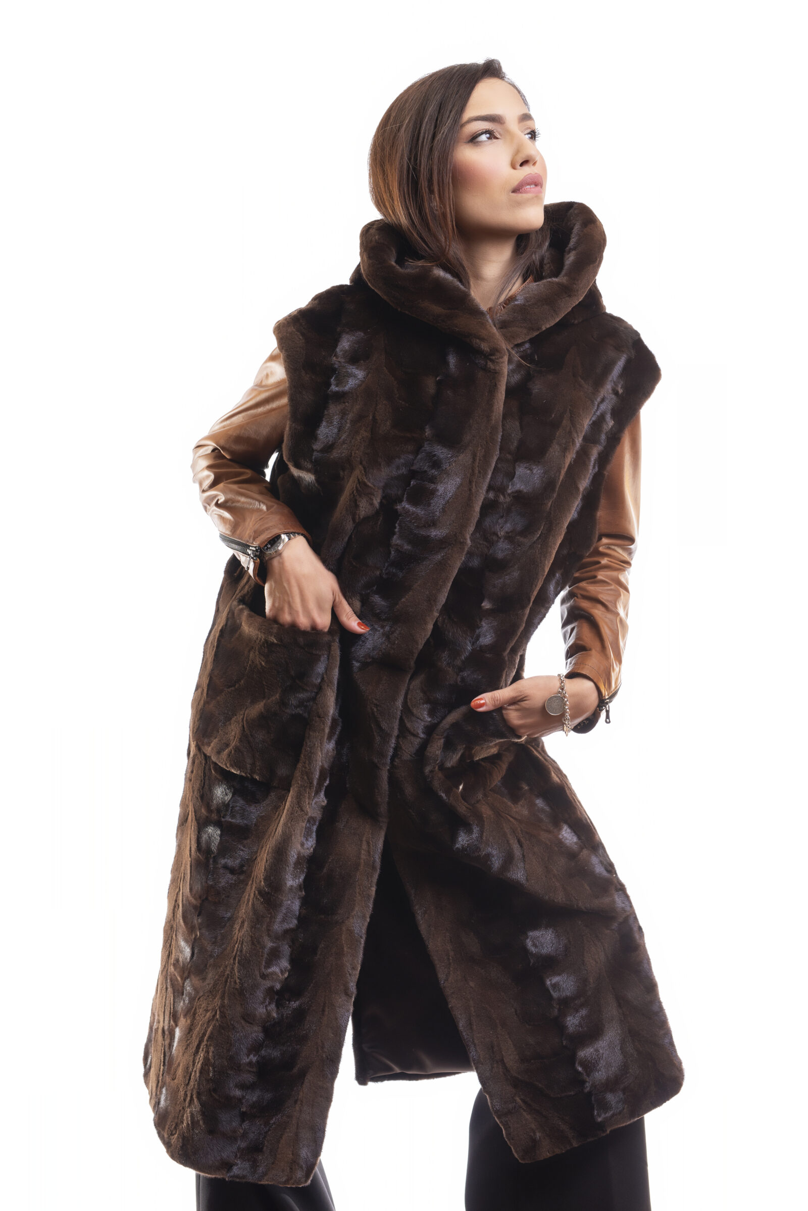 Gilet lungo in Zampine Visone con Cappuccio - immagine 3
