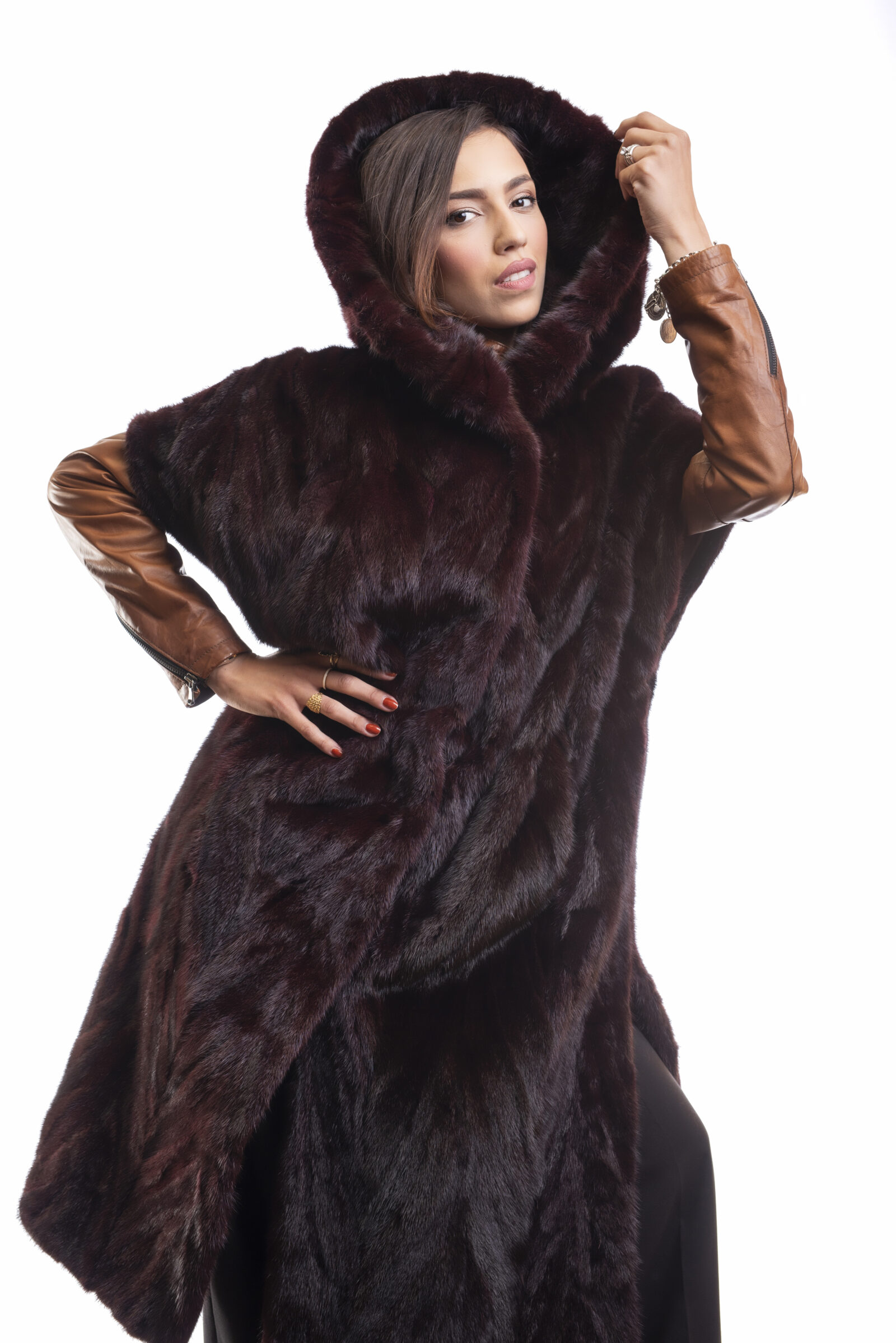 Gilet Lungo Ritagli Visone con Cappuccio - immagine 2